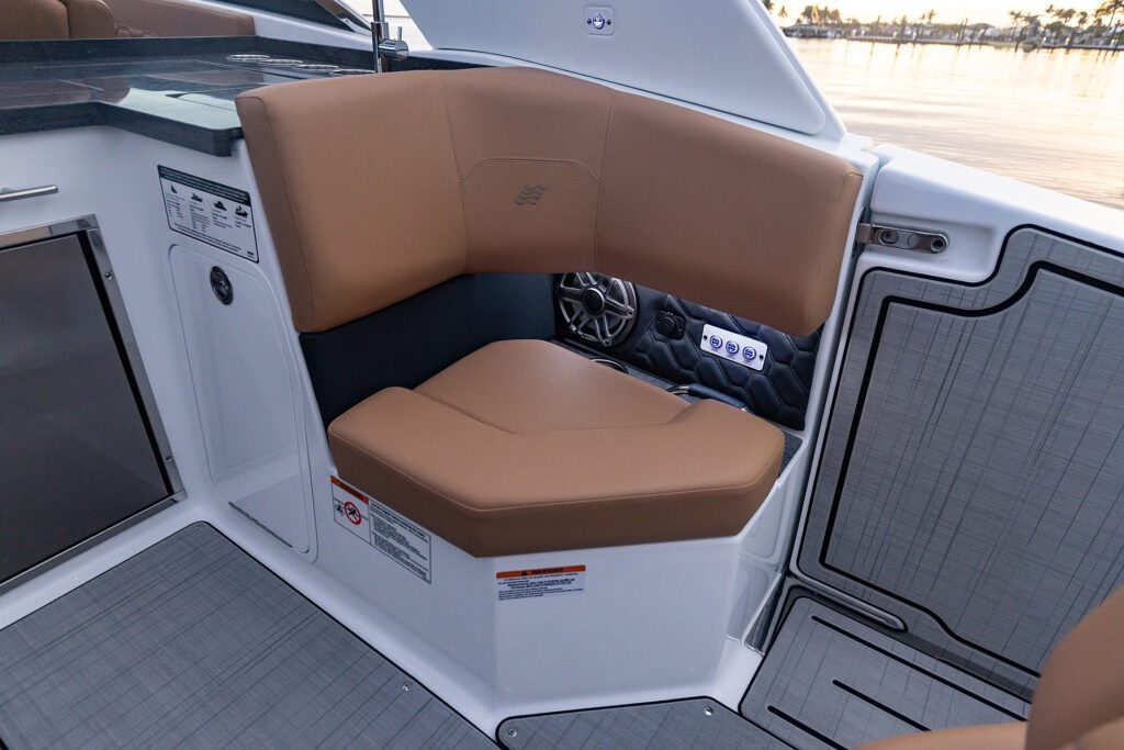 h33-ob-image-interior-cape-coral-seating-corner-transom-404031 (1)