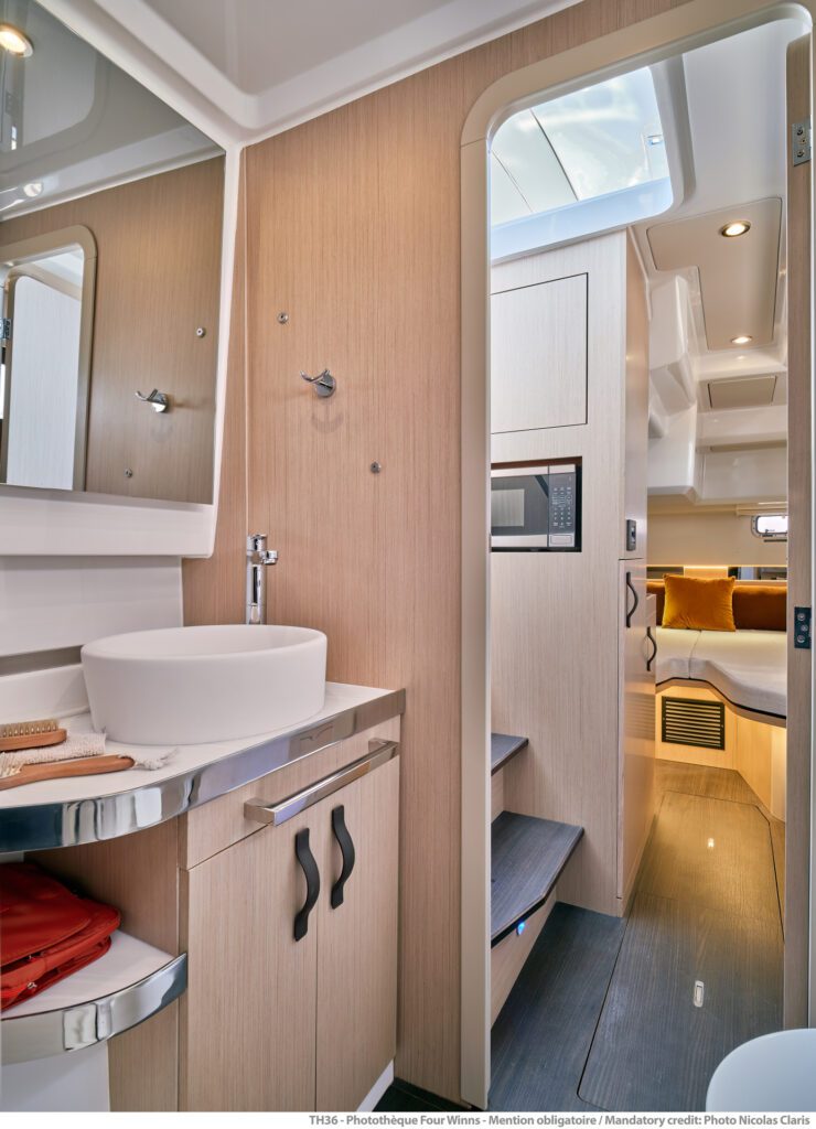 th-36-image-interior-bathroom-cabin-731582